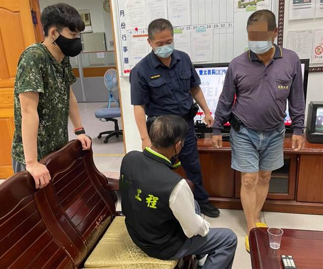 员警通知苏姓老翁家属前来接回，家属见负气离家的老翁平安被员警寻获，频频感谢员警的热心协助。(警方提供)