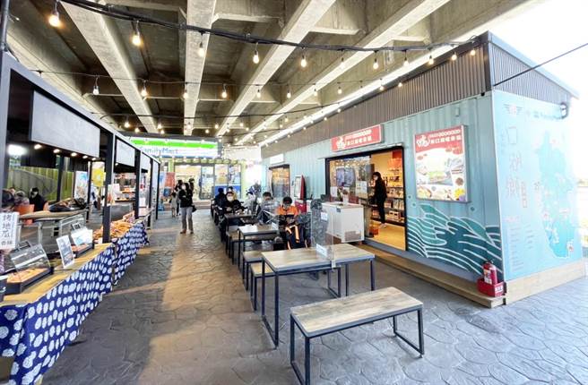 公路总局利用高架桥下空间设置超商、小农市集、摊贩与停车场等，提供南来北往驾驶休息。（市议员施志昌提供）