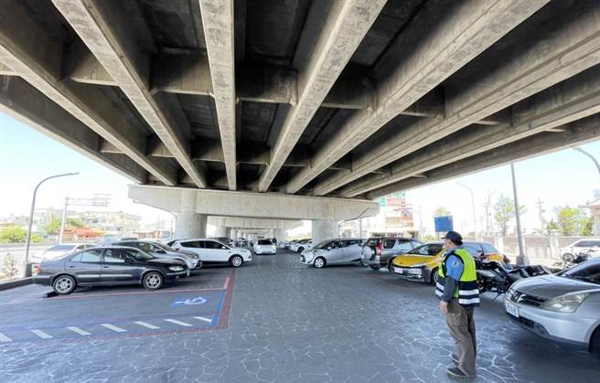 公路总局利用高架桥下空间设置超商、小农市集、摊贩与停车场等，提供南来北往驾驶休息。（市议员施志昌提供）