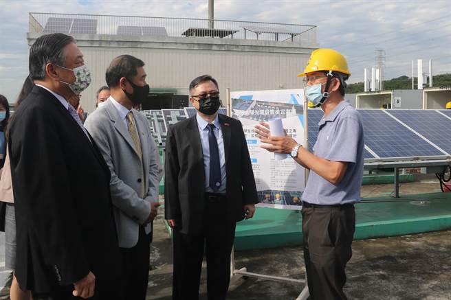 僑委會攜手弘光科大將開設越南高科技人才培育基地專班，副委員長呂元榮(左一)參觀太陽能光電考場。(弘光科大提供)