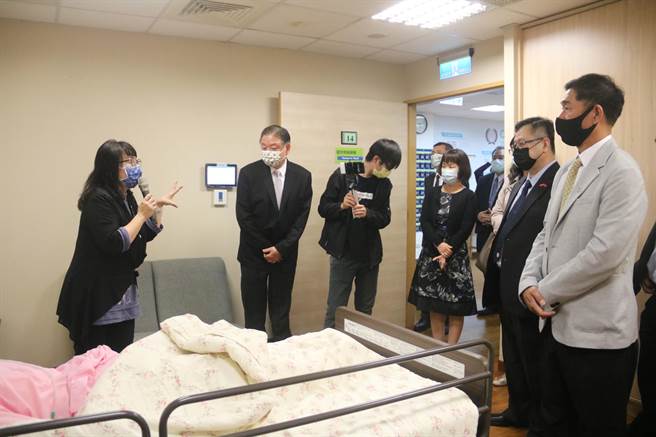 僑委會攜手弘光科大將開設越南高科技人才培育基地專班，訪問團隊參觀臨床技能教學中心。(弘光科大提供)