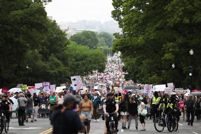美国最高法院据报准备推翻罗诉韦德案，反对者14日涌入华府街头高呼捍卫堕胎权，示威人数相当可观。根据官方估计，游行预计吸引1万7000人参加。（图/ 中央社）