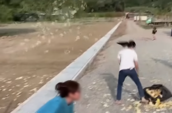 遭撞毙的潘姓高中生家属气不过，10日愤而前往肇事男子工作的工地撒冥纸。（图／中天新闻）