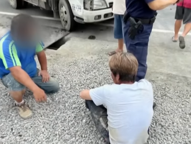 涉嫌撞死高中生的徐姓男子（右）肇事后瘫软在地板上。（图／中天新闻）