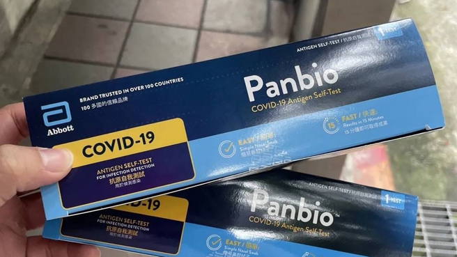 一名男网友表示，发现自己的Open Point App内有逾2千点的点数，他拿了2个快筛试剂，并用点数折抵消费，等同于2个快筛试剂都不用钱。（图／翻摄自7-11全家 各超商新品资讯共享社团）