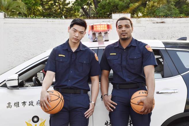 反毒大使職籃海神球星勇闖季後賽 ，贈票邀請警局粉絲見證奪冠。(高雄市警察局提供)