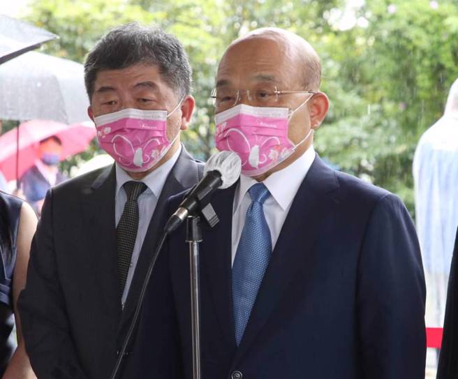 当大家都把检讨防疫失败的责任怪罪到陈时中头上的时候、当陈时中高喊「用药副作用，谁要负责？」的时候，不要忘记真正该负防疫失败责任的人是苏贞昌。（赵双杰摄）