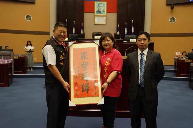 花莲县议员徐子芳（中）因同住家人确诊，无一幸免染疫。（资料照）