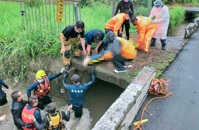 天雨路滑，骑士自摔落水，被救起已无生命徵象。(屏县消防局提供)