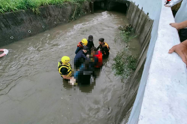 天雨路滑，骑士自摔落水，被救起已无生命徵象。(屏县消防局提供)