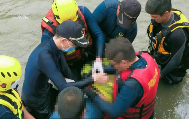 天雨路滑，骑士自摔落水，被救起已无生命徵象。(屏县消防局提供)