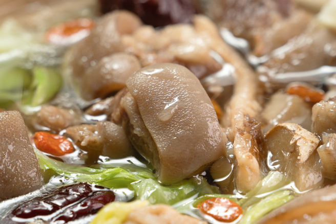 有民眾打算煮一锅羊肉料理，但跑遍了传统市场和超市都买不到本土羊肉，让他十分错愕。（示意图／达志影像）