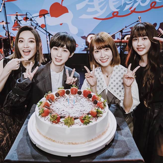 阎奕格、温妮和琳谊昨送上蛋糕为小魏(左二)庆生。（相映国际提供）