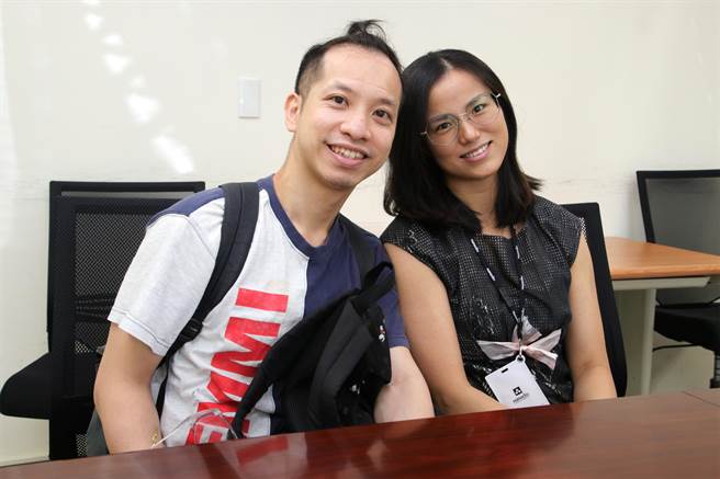 王芬芬（右）分享学瑜珈培养正念之心，就能沟通结善缘。（移民署提供）