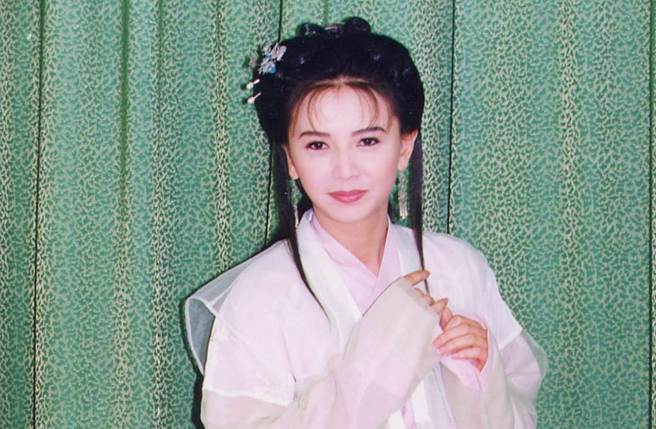曾华倩当年可是和王祖贤等美女明星齐名，后来转趋低调不拍作品，如今多年过去偶尔更新社群，美貌依旧是光采耀人。(图/中时资料照)