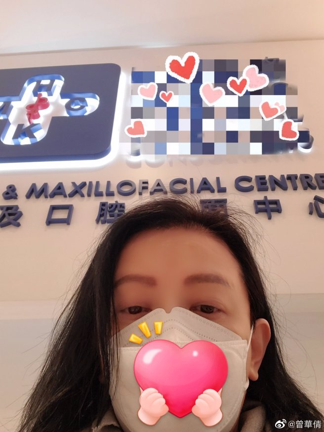 戴口罩看牙去，还是遮不住她56岁真实美貌。(图／曾华倩 微博)