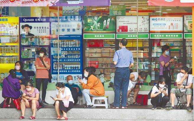 圖為民眾排隊買快篩畫面。（資料照）