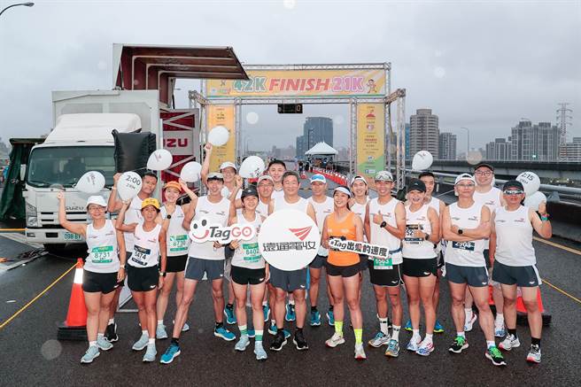 远通电收号召专业跑者组成官方配速团。营运长谢明峰(前排左五)与半马配速团团长(远通电收提供)