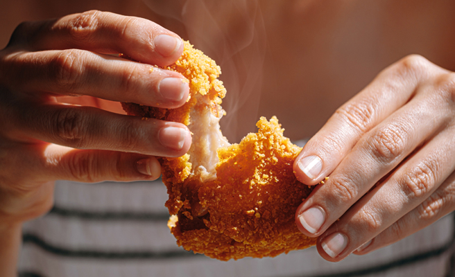 中文一字多音的情况经常让人搞混，就有网友好奇，「炸」鸡的读音到底该怎么念才正确。（示意图／达志影像）