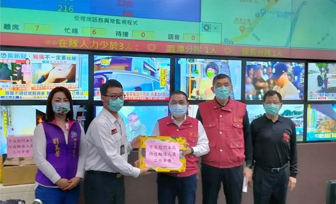 侯友宜今慰問新北市消防局察119派遣中心。（新北市消防局提供）