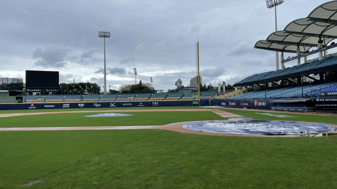 原订15日在新庄进行的富邦悍将与中信兄弟之战因场地积水延赛。（毛琬婷摄）