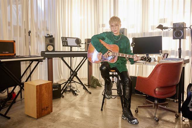 鼓鼓出借最珍贵的吉他给萧秉治拍MV。相信音乐提供