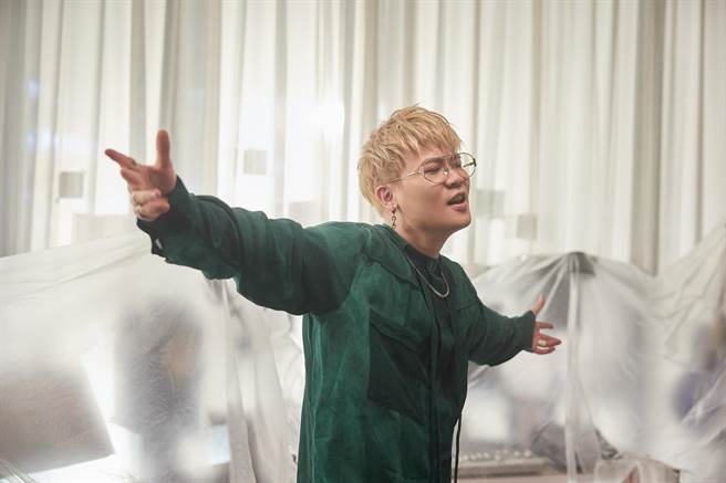 萧秉治首波抒情主打〈毒药〉斩获各大数位排行榜14冠王，趁胜追击推出第二波抒情主打〈都是我的错〉。相信音乐提供