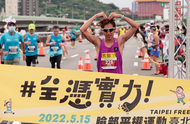 脸部平权运动台北国道马拉松全马男子组冠军林秋杰。（中华民国路跑协会提供）