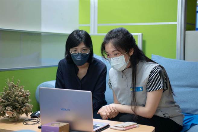 新竹市政府即日起提供居家照护者透过视讯与手译员即时的手语协助与外籍人士关怀照护等2大贴心服务。（新竹市政府提供／陈育贤新竹传真）