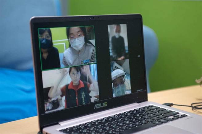 新竹市政府即日起提供居家照护者透过视讯与手译员即时的手语协助与外籍人士关怀照护等2大贴心服务。（新竹市政府提供／陈育贤新竹传真）