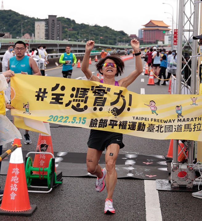 脸部平权运动台北国道马拉松全马女子组冠军杨乔筑。（中华民国路跑协会提供）