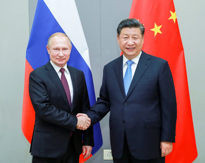 马立波亚速钢铁厂（Azovstal）乌军的家属14日向大陆国家主席习近平求助，请他拯救被围困的乌军。图为2019年11月习近平与普丁在巴西会面。（资料照／新华社）