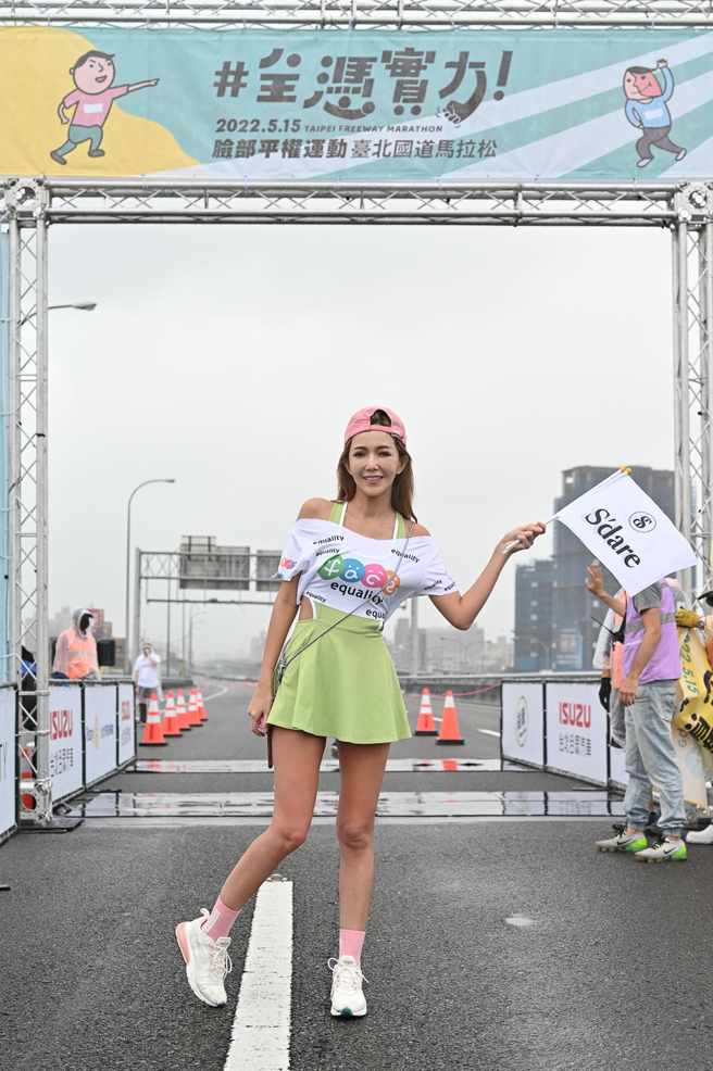 女神「拐拐」参与脸部平权运动台北国道马拉松3公里组赛事。（中华民国路跑协会提供）