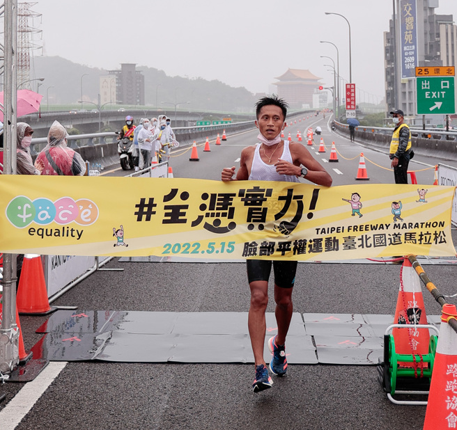 脸部平权运动台北国道马拉松半马男子组冠军蒋介文。（中华民国路跑协会提供）