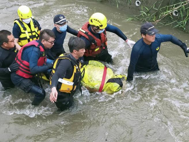  屏東15日清晨下起大雨，25歲男騎士騎車行經內埔鄉一處養殖場時，不慎連人帶車摔落大排水溝內，警消獲報立即前往搜救，騎士被找到已沒有生命跡象，送醫宣告不治，確切事故原因仍在調查中。（圖/ 中央社）
