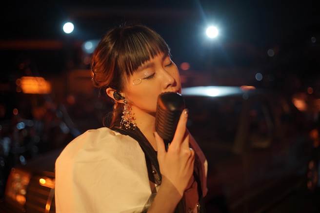 鄭宜農推出台語專輯《水逆MercuryRetrograde》。（火氣音樂提供）