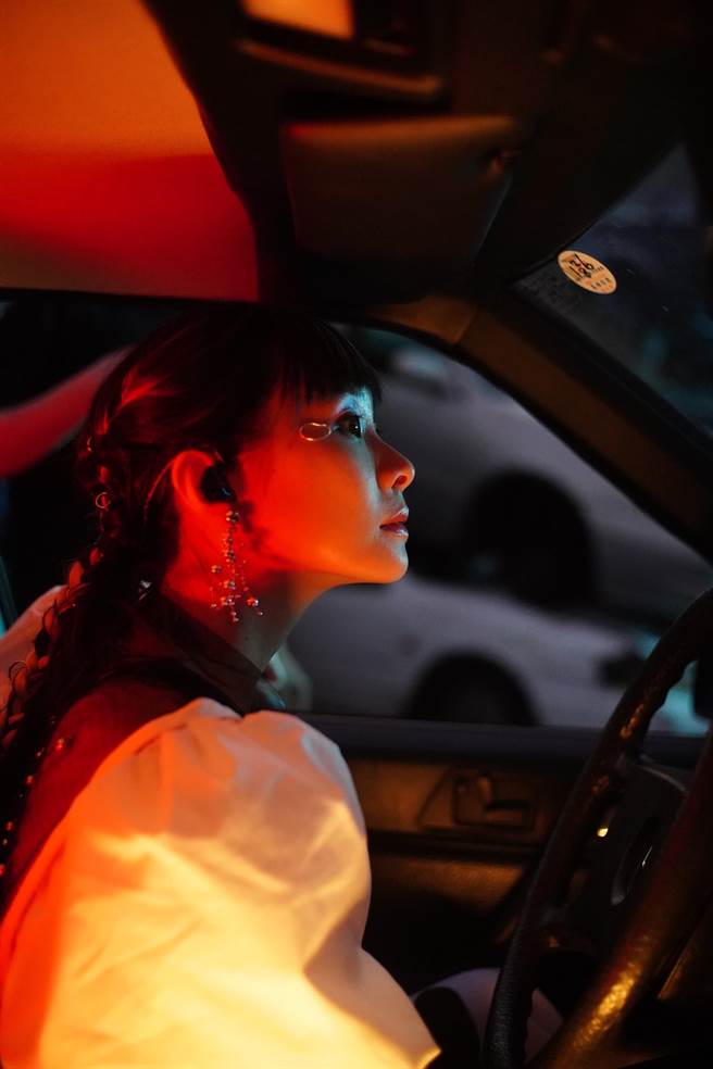 鄭宜農推出台語專輯《水逆MercuryRetrograde》。（火氣音樂提供）