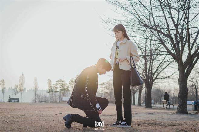 金永大（左）蹲下帮李圣经繫鞋带，没想到却被女方误会。（爱奇艺国际站提供）