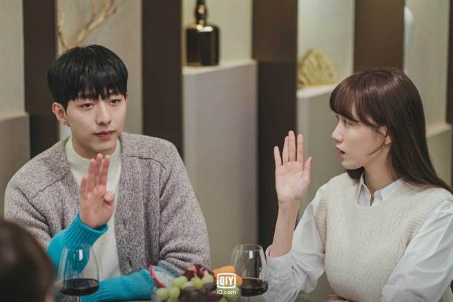 李正信（左）抢先向李圣经表白，让剧情进入白热化。（爱奇艺国际站提供）