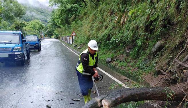 公路總局甲仙工務段指出，15日南橫公路沿線有零星落石及部分樹木傾倒，均已即時排除，預計16日下午5時解除預警性封閉並恢復正常管制機制。（圖/ 中央社）