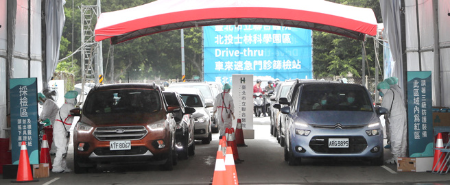 指揮中心宣布今天新增125例中重症。圖為自由廣場採檢區，可能開到4線，每日量能滿編可以到2000多人，15日在工人施工搭設下，超大型帳篷已經矗立在廣場上。(劉宗龍攝)