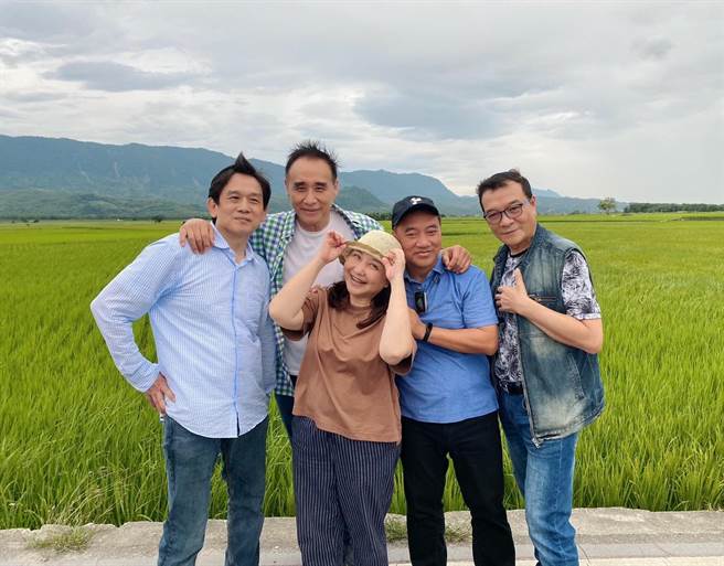 鄭怡、施孝榮、李明德、殷正洋及王瑞瑜此行抽空到附近景點走走。（翻攝鄭怡臉書）