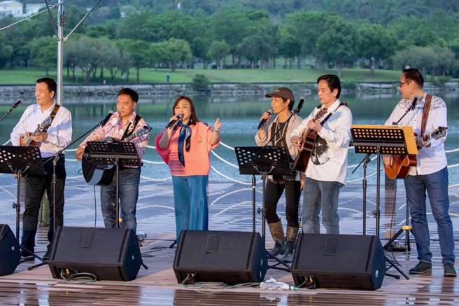 「池上春耕野餐節」14日在池上大坡池畔開唱。（攝影翔子提供）