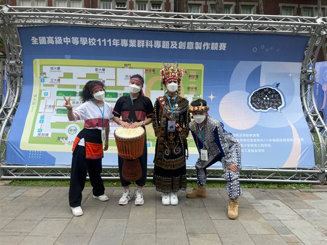 黃筠喬(左起)、吳沛宸、蔡嬡齡、郭丞遠獲111年度全國專題製作競賽專題組藝術群銀牌。(校方提供)