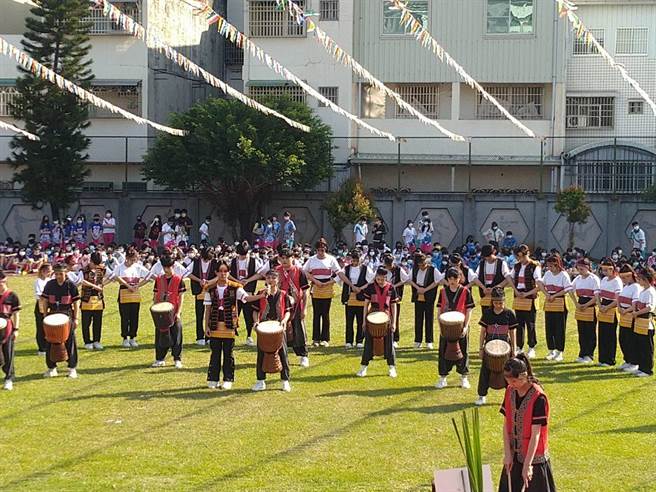 中華藝校應邀演出「擊鼓追風吟排灣」。(校方提供)