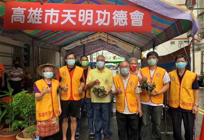 高雄市天明功德会动员志工制作素粽，分送给独居长辈。（高雄市社会局提供／林瑞益高雄传真）