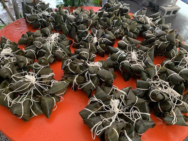 高雄市天明功德会动员志工制作素粽，准备送给独居长辈。（高雄市社会局提供／林瑞益高雄传真）
