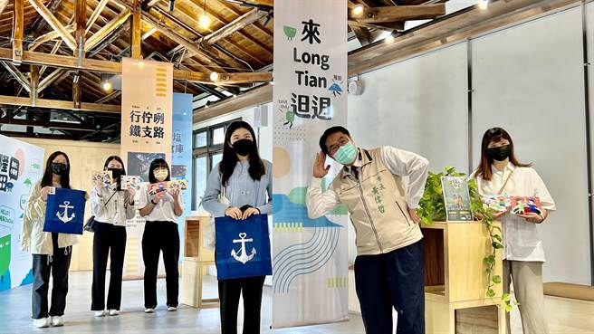 台南市長黃偉哲（右二）15日到隆田文化資產教育園區宣傳台南博物館節。（張毓翎攝）