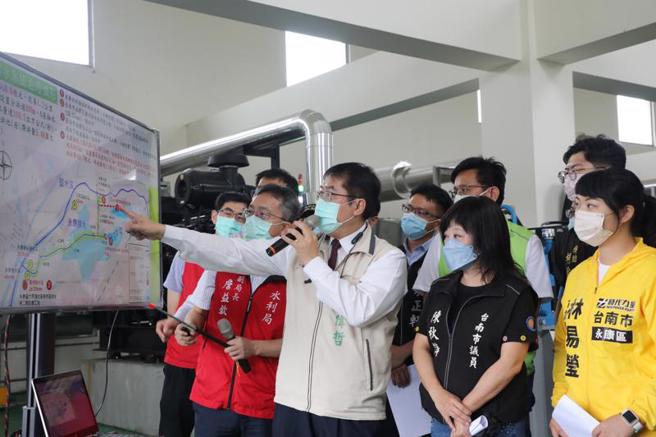 台南市長黃偉哲（前右3）15日前往永康分洪抽水站視察防汛整備，了解抽水機組運作情形，要求對降雨嚴陣以待。（圖/ 中央社）