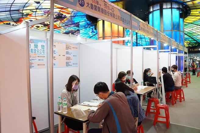 高雄市政府勞工局14日在高雄捷運美麗島站舉辦現場徵才活動，包括台積電、群創光電、國巨、集雅社、摩斯漢堡、新東陽、屈臣氏等企業都到場徵才，吸引許多民眾參加。（圖/ 中央社）